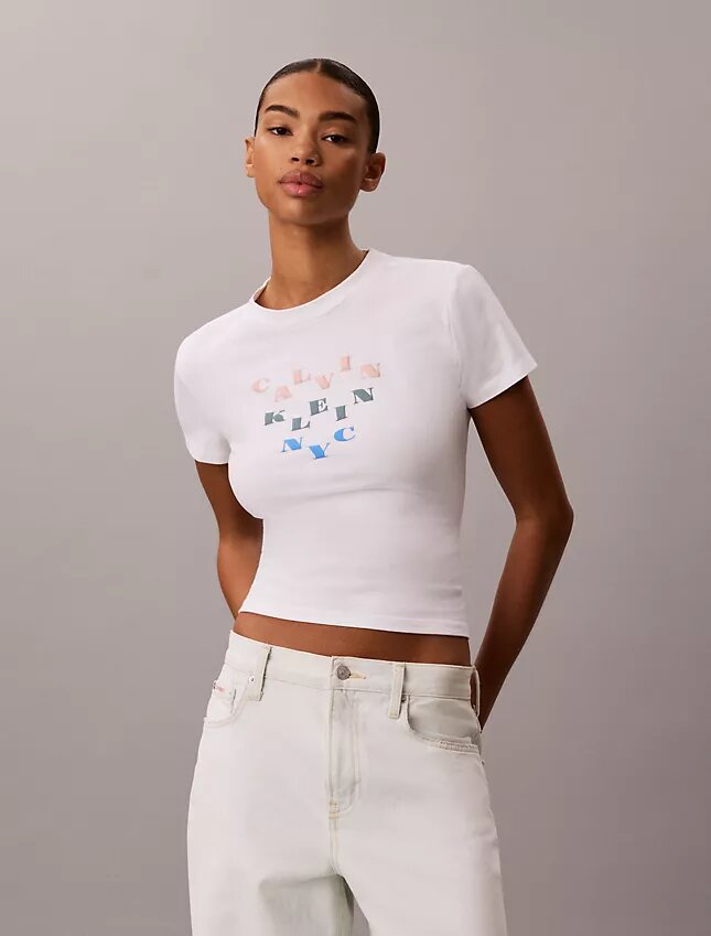 Schmal geschnittenes T-Shirt mit gestuftem Logo-Print Schmal geschnittenes T-Shirt mit gestuftem Logo-Print