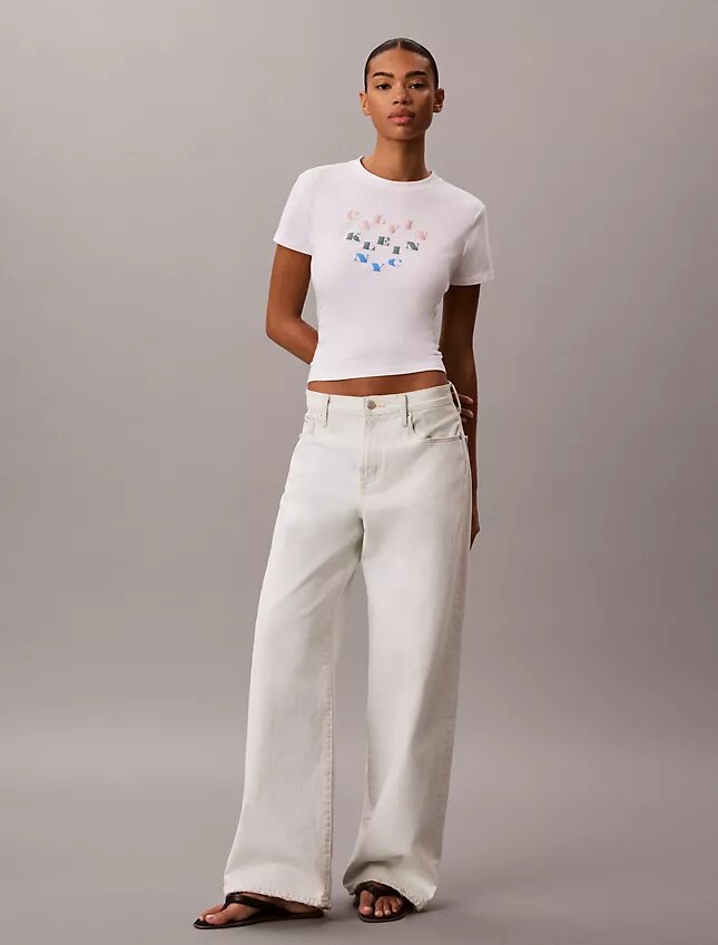 Schmal geschnittenes T-Shirt mit gestuftem Logo-Print Schmal geschnittenes T-Shirt mit gestuftem Logo-Print