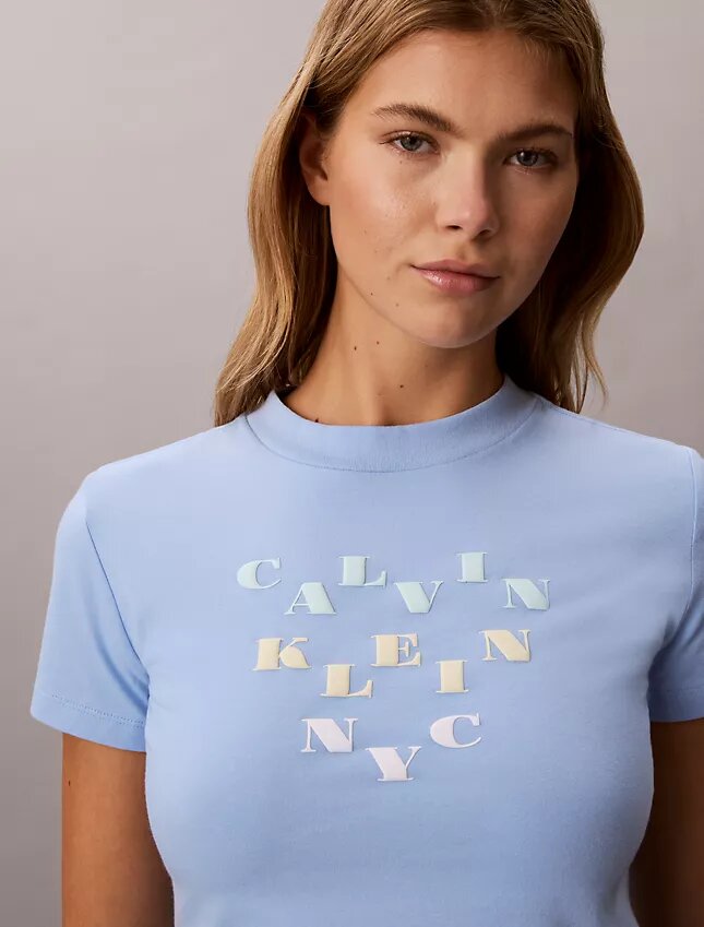 Schmal geschnittenes T-Shirt mit gestuftem Logo-Print Schmal geschnittenes T-Shirt mit gestuftem Logo-Print