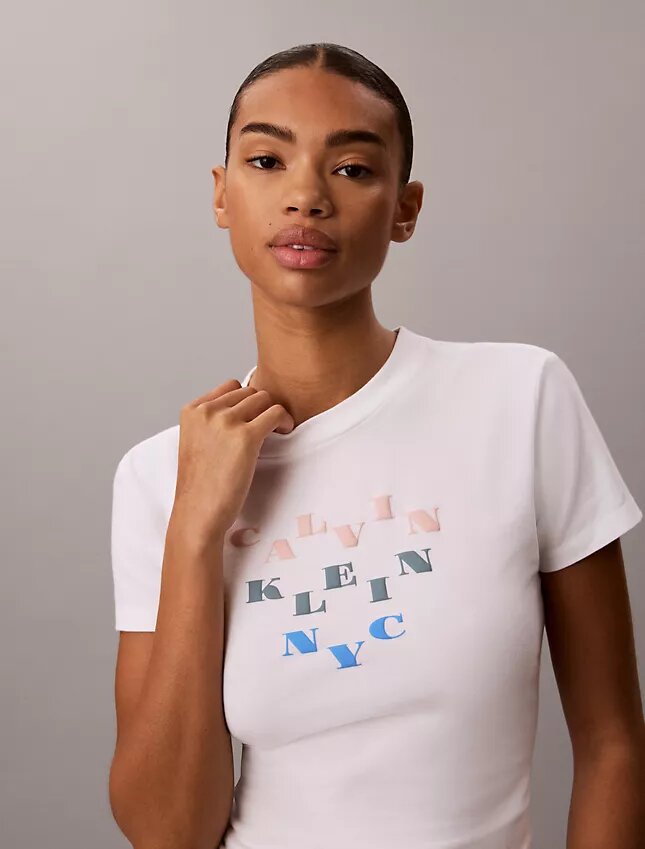 Schmal geschnittenes T-Shirt mit gestuftem Logo-Print Schmal geschnittenes T-Shirt mit gestuftem Logo-Print