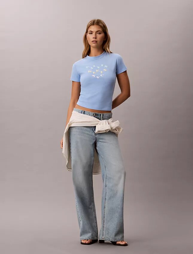 Schmal geschnittenes T-Shirt mit gestuftem Logo-Print Schmal geschnittenes T-Shirt mit gestuftem Logo-Print
