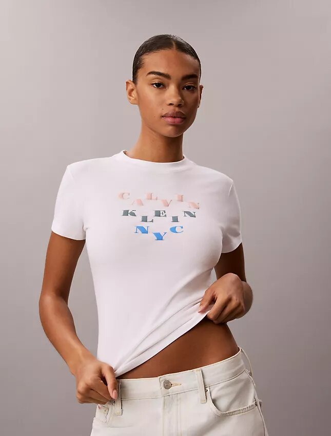 Schmal geschnittenes T-Shirt mit gestuftem Logo-Print Schmal geschnittenes T-Shirt mit gestuftem Logo-Print