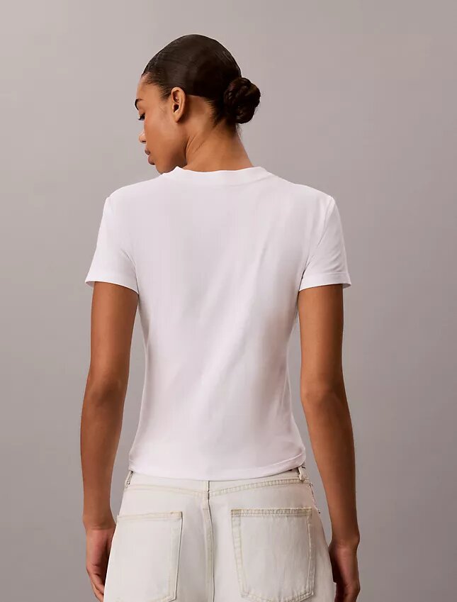 Schmal geschnittenes T-Shirt mit gestuftem Logo-Print Schmal geschnittenes T-Shirt mit gestuftem Logo-Print
