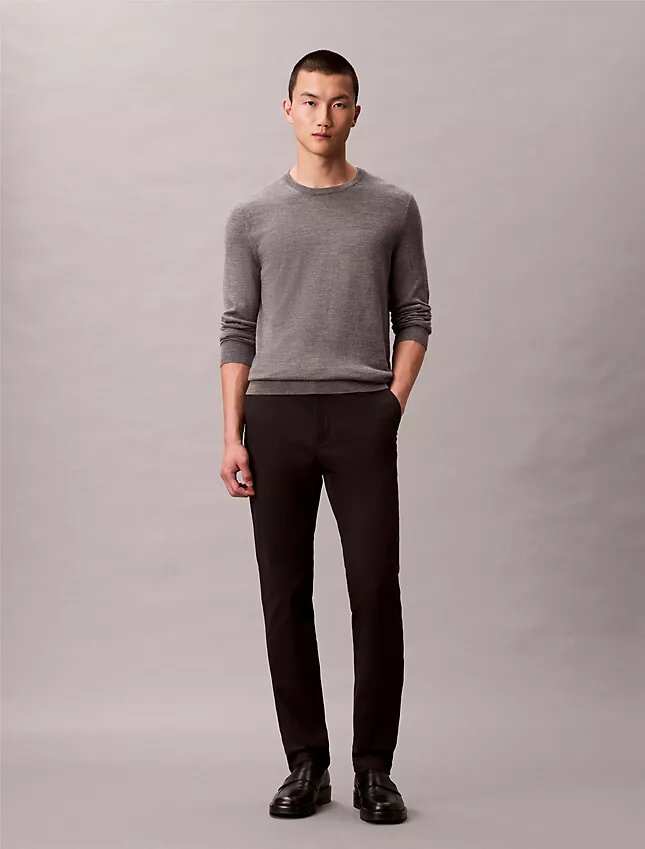 Schmale Chino-Hose aus Baumwollsatin Schmale Chino-Hose aus Baumwollsatin
