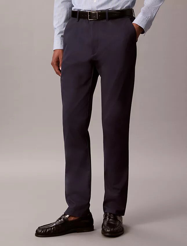 Schmale Chino-Hose aus Baumwollsatin Schmale Chino-Hose aus Baumwollsatin