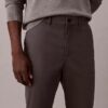 Schmale Chino-Hose aus Baumwollsatin Schmale Chino-Hose aus Baumwollsatin