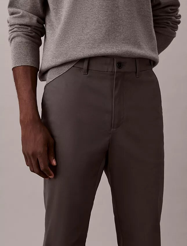 Schmale Chino-Hose aus Baumwollsatin Schmale Chino-Hose aus Baumwollsatin