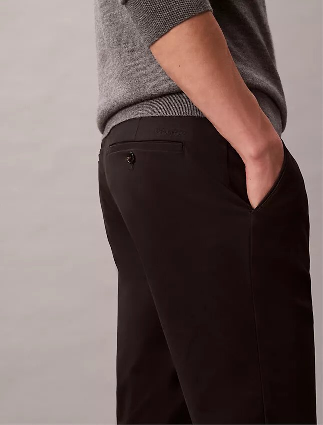 Schmale Chino-Hose aus Baumwollsatin Schmale Chino-Hose aus Baumwollsatin