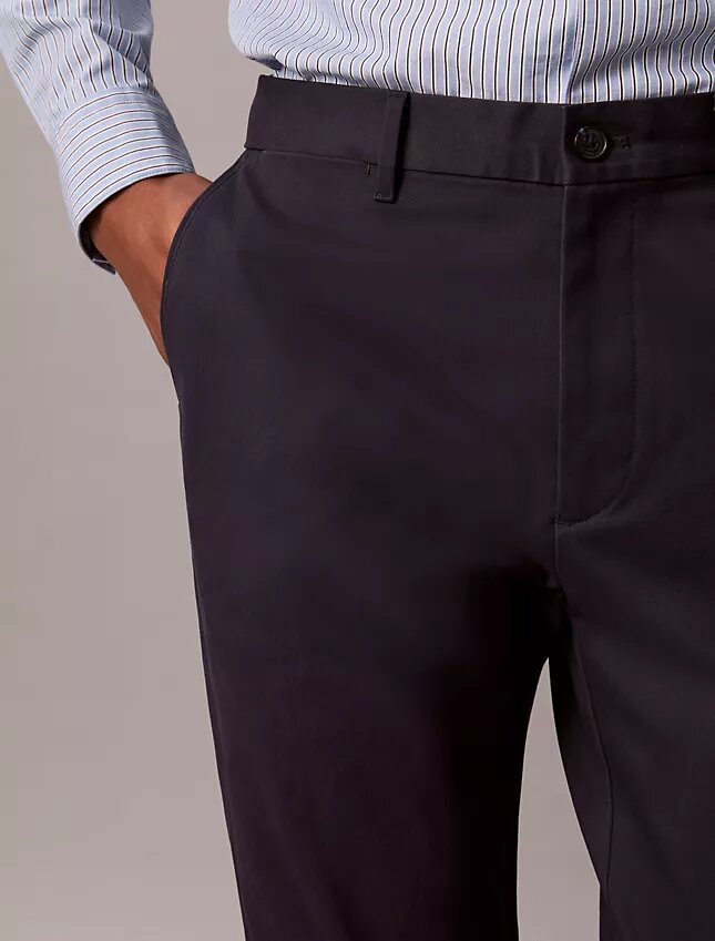 Schmale Chino-Hose aus Baumwollsatin Schmale Chino-Hose aus Baumwollsatin