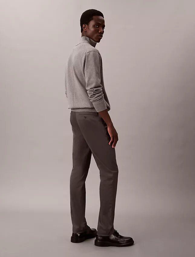 Schmale Chino-Hose aus Baumwollsatin Schmale Chino-Hose aus Baumwollsatin