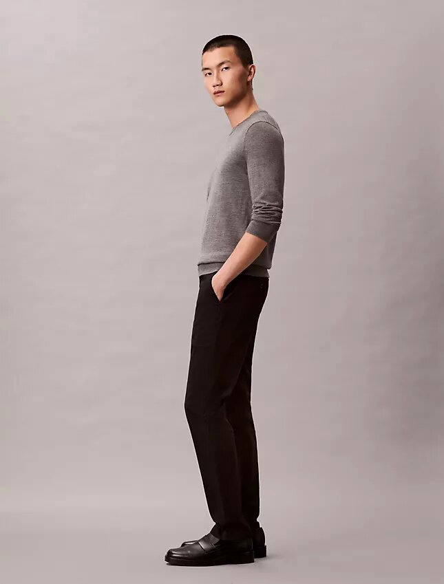 Schmale Chino-Hose aus Baumwollsatin Schmale Chino-Hose aus Baumwollsatin