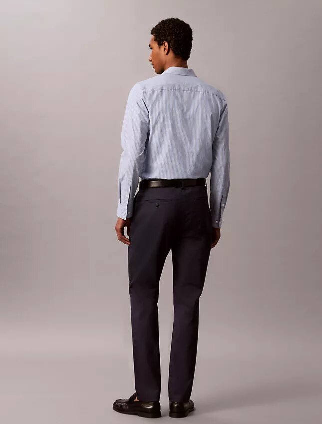 Schmale Chino-Hose aus Baumwollsatin Schmale Chino-Hose aus Baumwollsatin