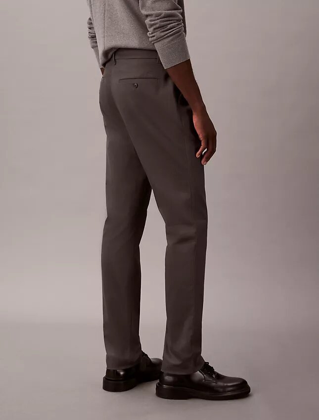 Schmale Chino-Hose aus Baumwollsatin Schmale Chino-Hose aus Baumwollsatin