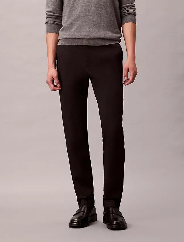 Schmale Chino-Hose aus Baumwollsatin Schmale Chino-Hose aus Baumwollsatin