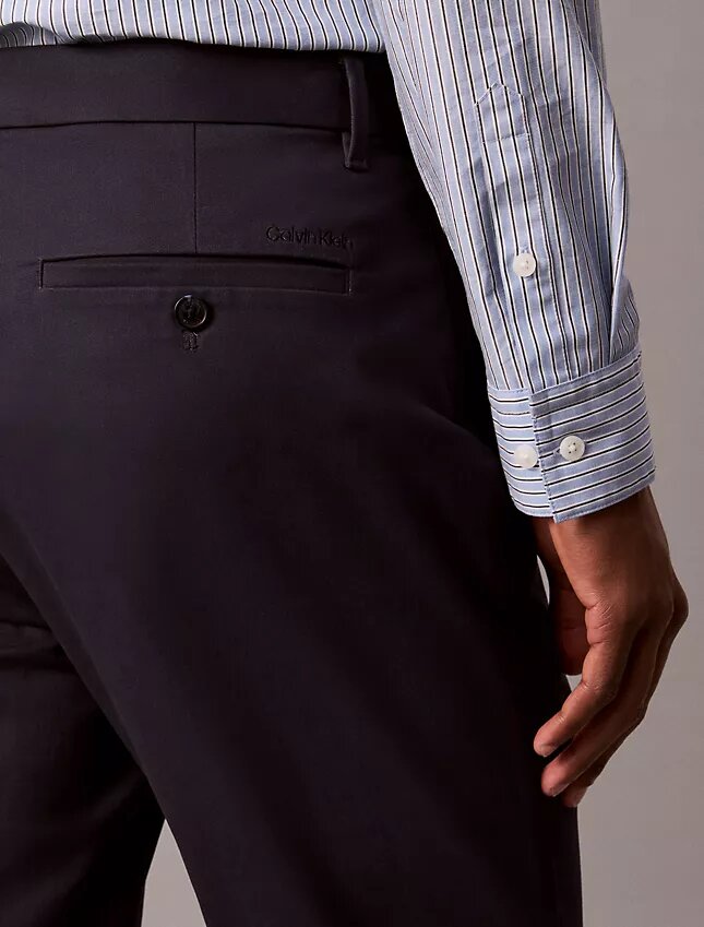 Schmale Chino-Hose aus Baumwollsatin Schmale Chino-Hose aus Baumwollsatin