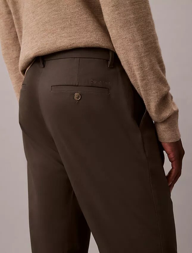 Schmale Chino-Hose aus Baumwollsatin Schmale Chino-Hose aus Baumwollsatin