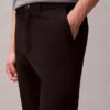 Schmale Chino-Hose aus Baumwollsatin Schmale Chino-Hose aus Baumwollsatin
