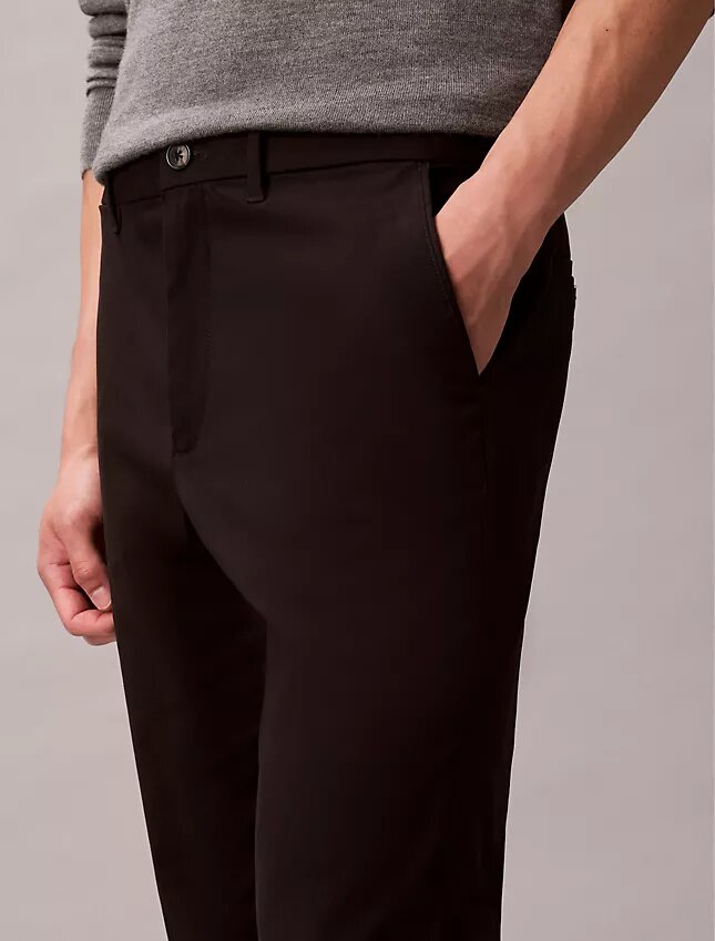 Schmale Chino-Hose aus Baumwollsatin Schmale Chino-Hose aus Baumwollsatin