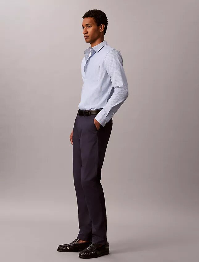 Schmale Chino-Hose aus Baumwollsatin Schmale Chino-Hose aus Baumwollsatin