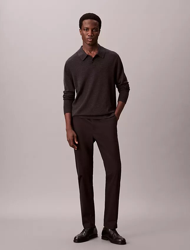 Schmale, konisch zulaufende Chino-Hose aus Baumwollsatin Schmale, konisch zulaufende Chino-Hose aus Baumwollsatin