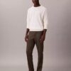 Schmale, konisch zulaufende Chino-Hose aus Baumwollsatin Schmale, konisch zulaufende Chino-Hose aus Baumwollsatin