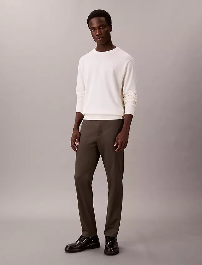 Schmale, konisch zulaufende Chino-Hose aus Baumwollsatin Schmale, konisch zulaufende Chino-Hose aus Baumwollsatin