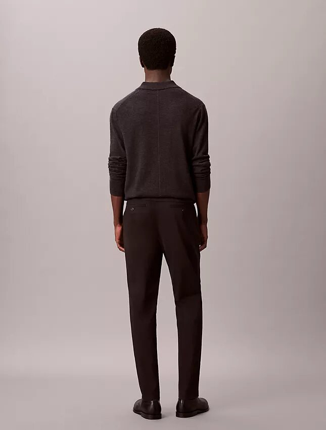 Schmale, konisch zulaufende Chino-Hose aus Baumwollsatin Schmale, konisch zulaufende Chino-Hose aus Baumwollsatin