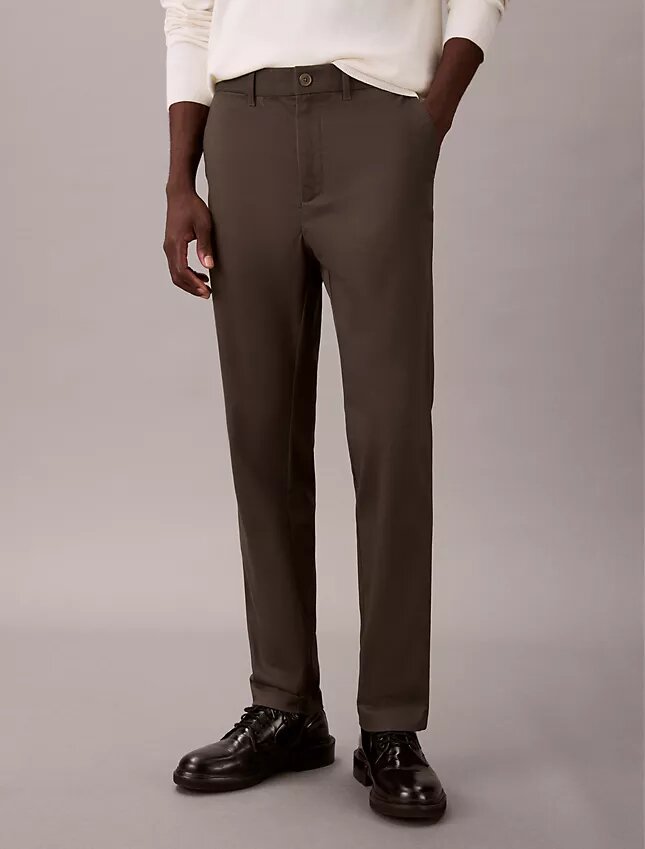 Schmale, konisch zulaufende Chino-Hose aus Baumwollsatin Schmale, konisch zulaufende Chino-Hose aus Baumwollsatin