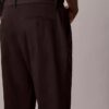 Schmale, konisch zulaufende Chino-Hose aus Baumwollsatin Schmale, konisch zulaufende Chino-Hose aus Baumwollsatin