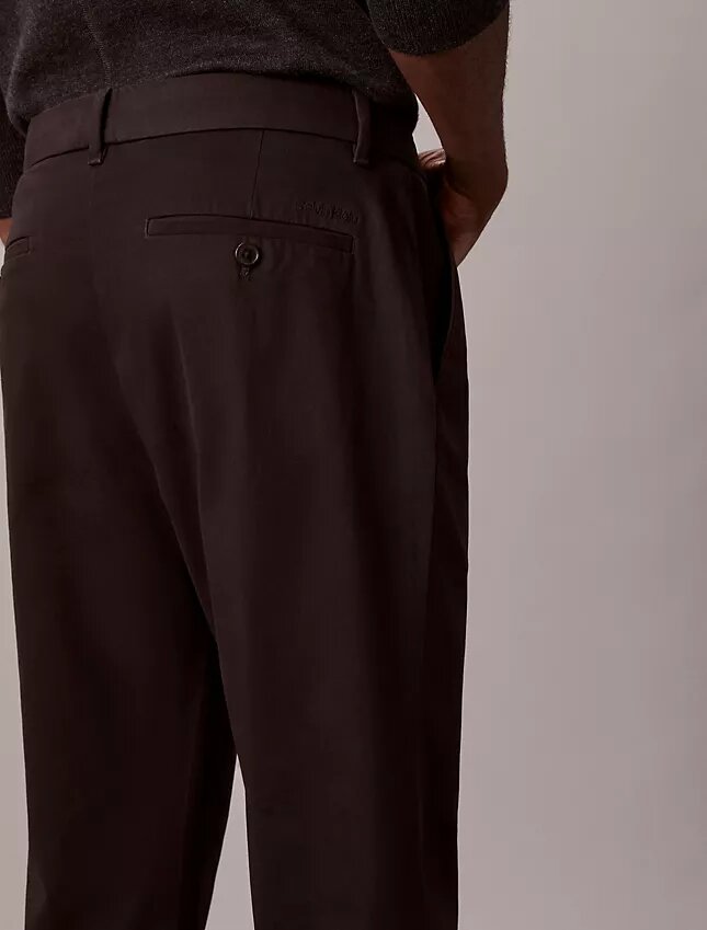 Schmale, konisch zulaufende Chino-Hose aus Baumwollsatin Schmale, konisch zulaufende Chino-Hose aus Baumwollsatin