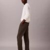 Schmale, konisch zulaufende Chino-Hose aus Baumwollsatin Schmale, konisch zulaufende Chino-Hose aus Baumwollsatin