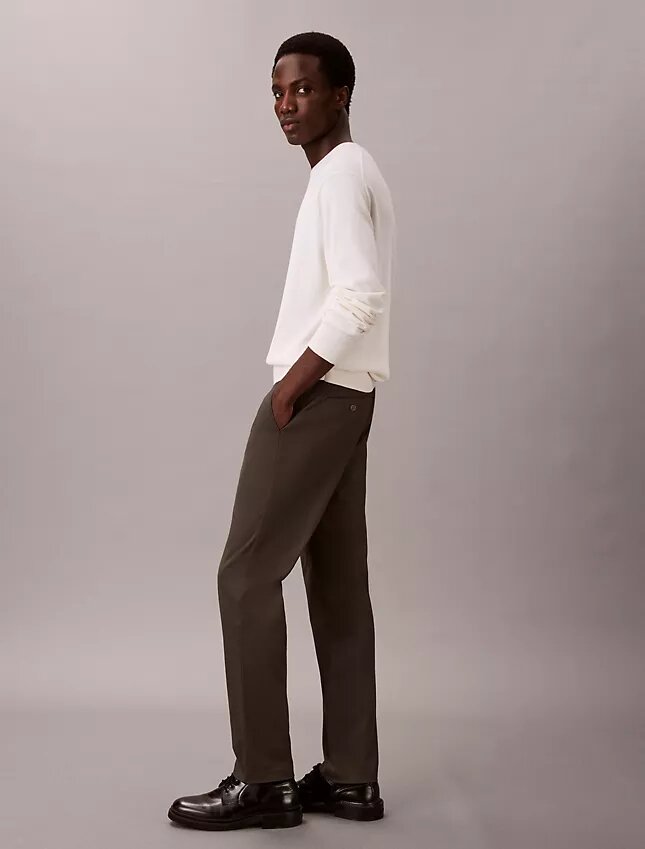 Schmale, konisch zulaufende Chino-Hose aus Baumwollsatin Schmale, konisch zulaufende Chino-Hose aus Baumwollsatin
