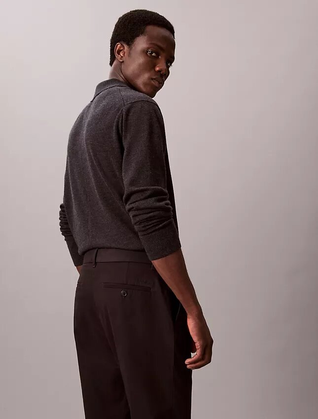 Schmale, konisch zulaufende Chino-Hose aus Baumwollsatin Schmale, konisch zulaufende Chino-Hose aus Baumwollsatin