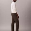 Schmale, konisch zulaufende Chino-Hose aus Baumwollsatin Schmale, konisch zulaufende Chino-Hose aus Baumwollsatin