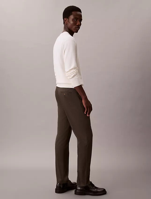 Schmale, konisch zulaufende Chino-Hose aus Baumwollsatin Schmale, konisch zulaufende Chino-Hose aus Baumwollsatin