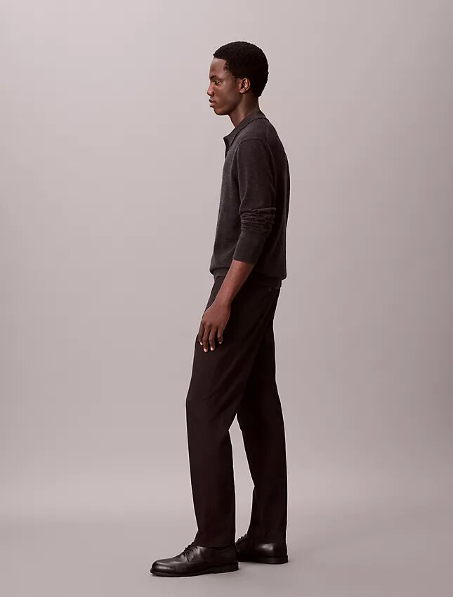 Schmale, konisch zulaufende Chino-Hose aus Baumwollsatin Schmale, konisch zulaufende Chino-Hose aus Baumwollsatin