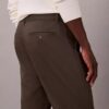 Schmale, konisch zulaufende Chino-Hose aus Baumwollsatin Schmale, konisch zulaufende Chino-Hose aus Baumwollsatin