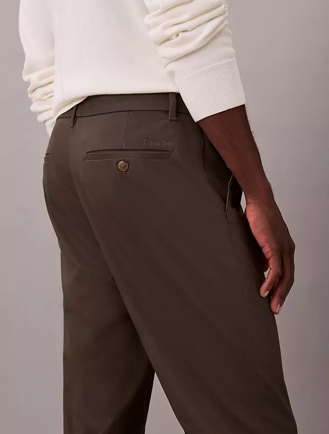 Schmale, konisch zulaufende Chino-Hose aus Baumwollsatin Schmale, konisch zulaufende Chino-Hose aus Baumwollsatin