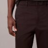 Schmale, konisch zulaufende Chino-Hose aus Baumwollsatin Schmale, konisch zulaufende Chino-Hose aus Baumwollsatin