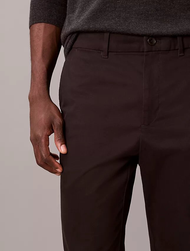 Schmale, konisch zulaufende Chino-Hose aus Baumwollsatin Schmale, konisch zulaufende Chino-Hose aus Baumwollsatin