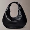 Schultertasche in Halbmondform mit Kieselstruktur Schultertasche in Halbmondform mit Kieselstruktur