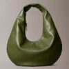 Schultertasche in Halbmondform mit Kieselstruktur Schultertasche in Halbmondform mit Kieselstruktur