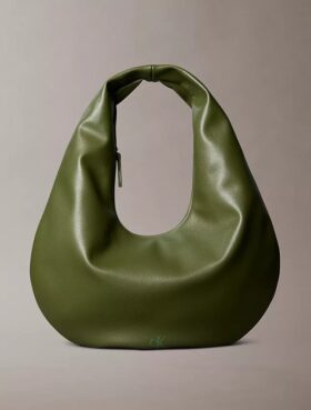 Schultertasche in Halbmondform mit Kieselstruktur