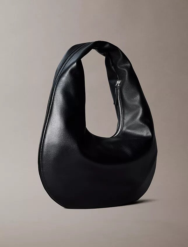 Schultertasche in Halbmondform mit Kieselstruktur Schultertasche in Halbmondform mit Kieselstruktur