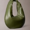 Schultertasche in Halbmondform mit Kieselstruktur Schultertasche in Halbmondform mit Kieselstruktur