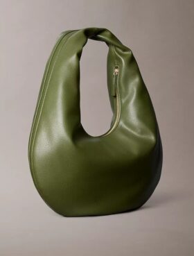 Schultertasche in Halbmondform mit Kieselstruktur