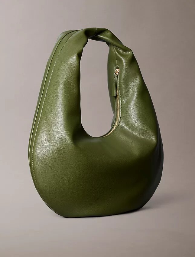 Schultertasche in Halbmondform mit Kieselstruktur Schultertasche in Halbmondform mit Kieselstruktur