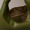 Schultertasche in Halbmondform mit Kieselstruktur Schultertasche in Halbmondform mit Kieselstruktur