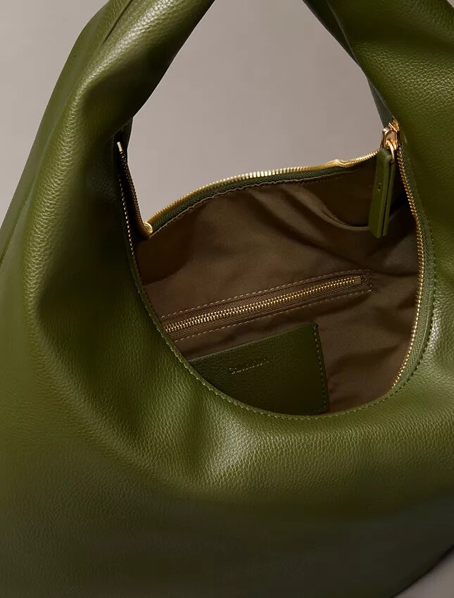 Schultertasche in Halbmondform mit Kieselstruktur Schultertasche in Halbmondform mit Kieselstruktur
