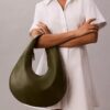 Schultertasche in Halbmondform mit Kieselstruktur Schultertasche in Halbmondform mit Kieselstruktur